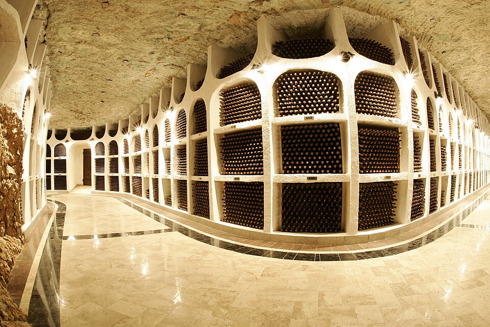 Galerie subterană la Cricova căptușită cu rafturi arcuite de sticle de vin stivuite