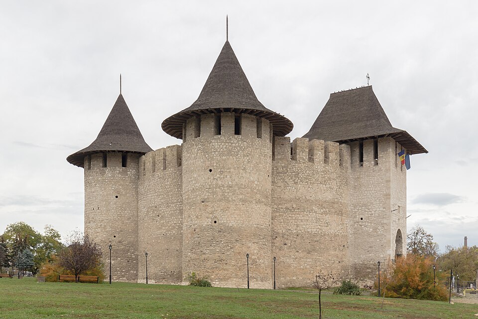 Ziduri de piatră și trei turnuri cu acoperiș conic ale Cetății Soroca pe Nistru